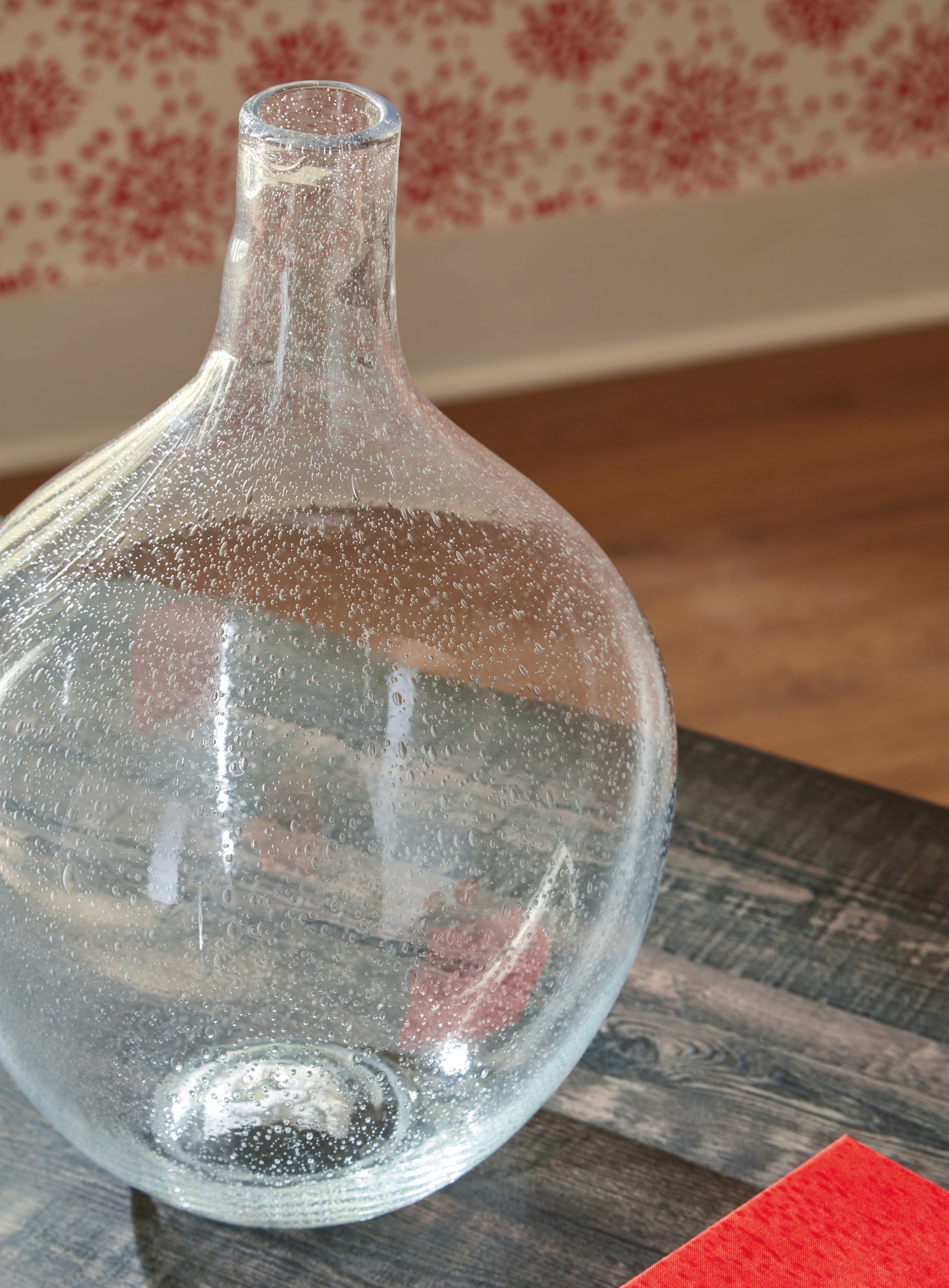 Close-up of Kurthorne seeded glass texture