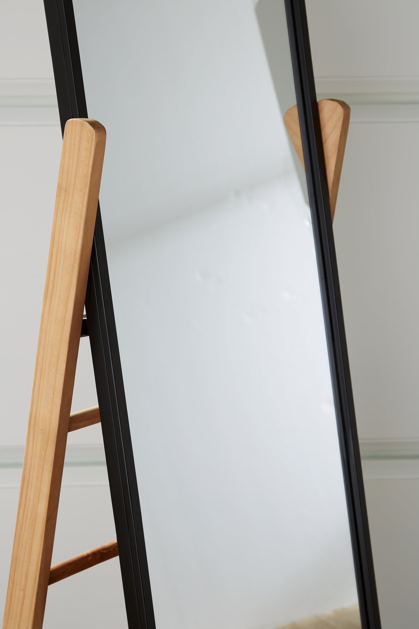 Bronick floor mirror color swatch showing black and brown finishes