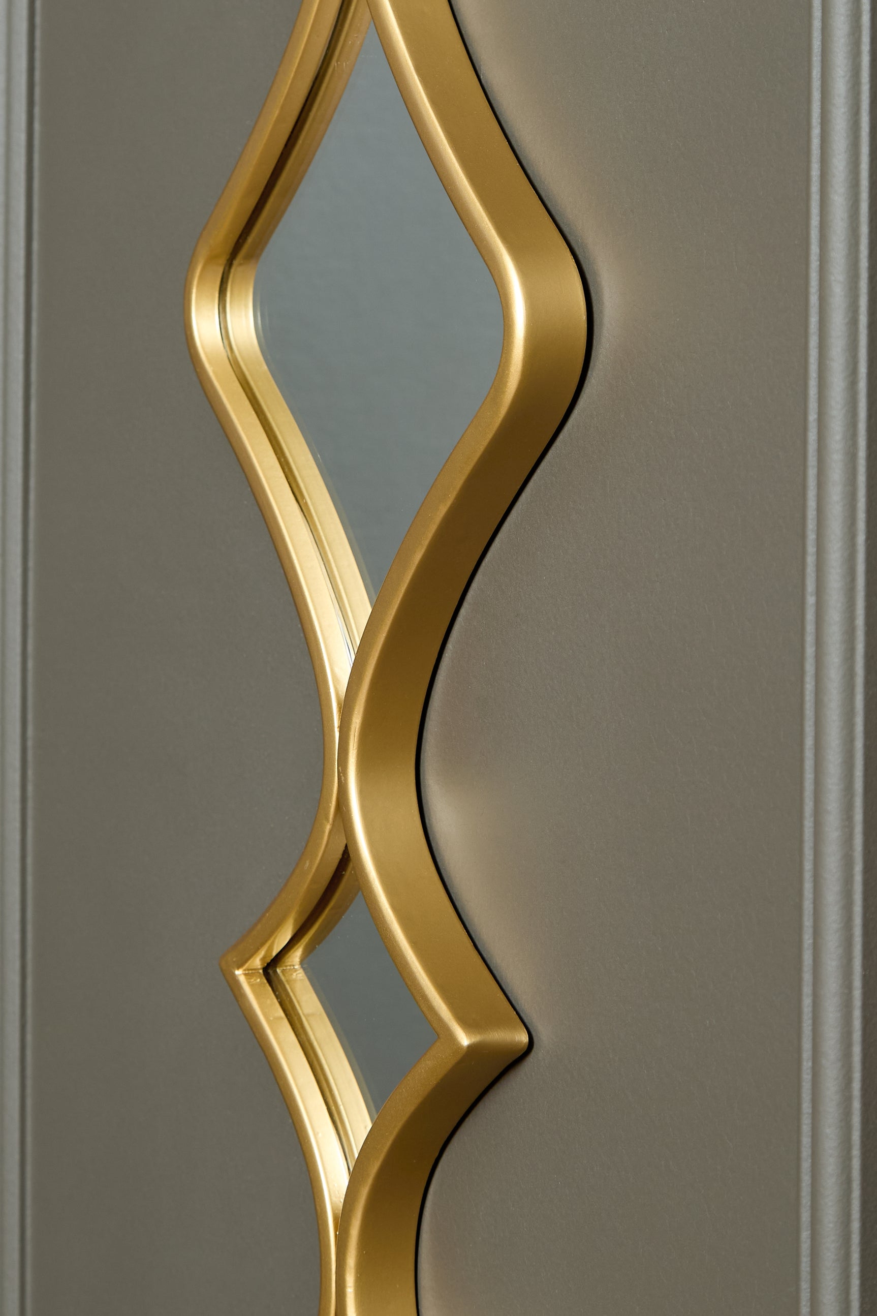Close-up detail of Harriswood goldtone metal frame