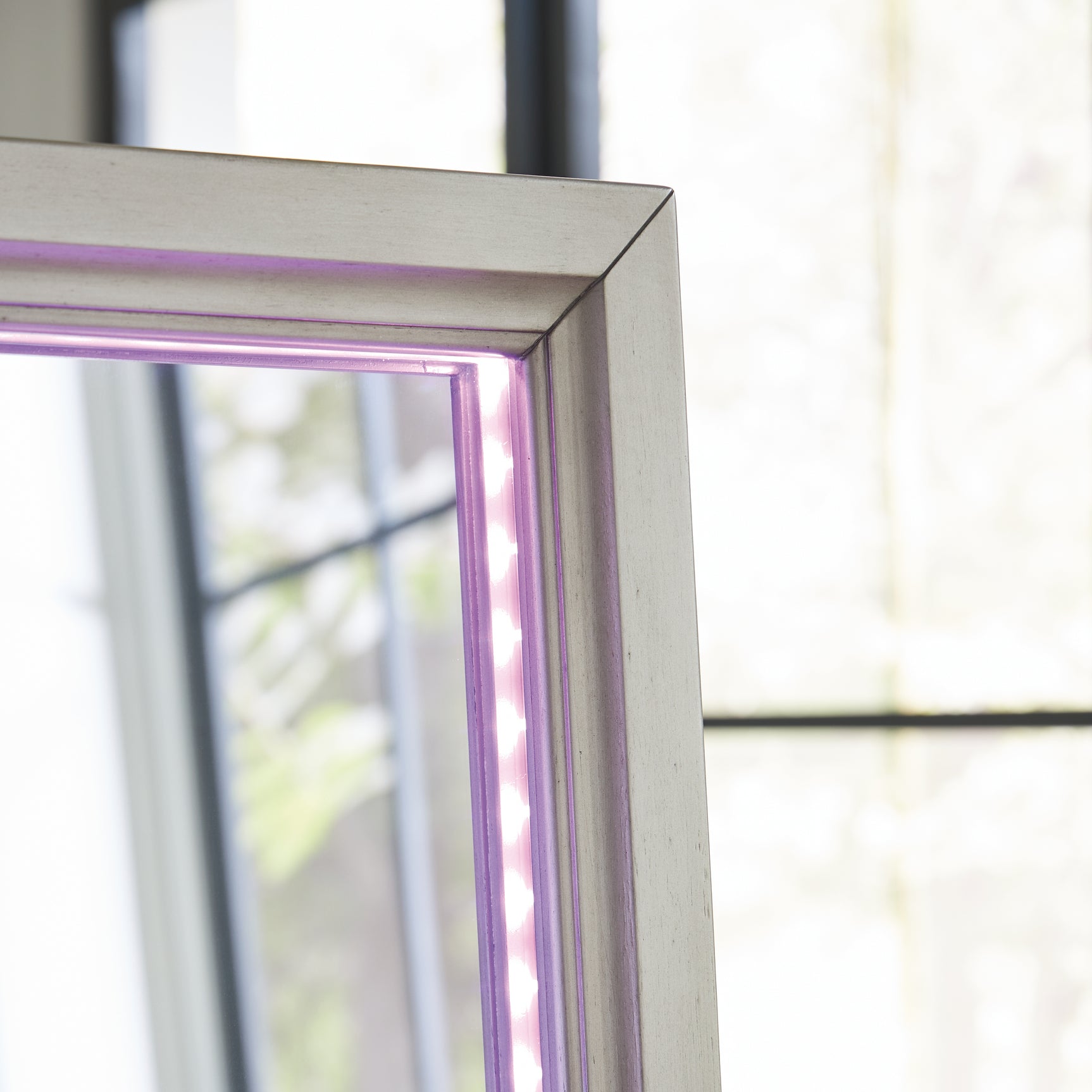 Fuschia LED effect on Evesen mirror