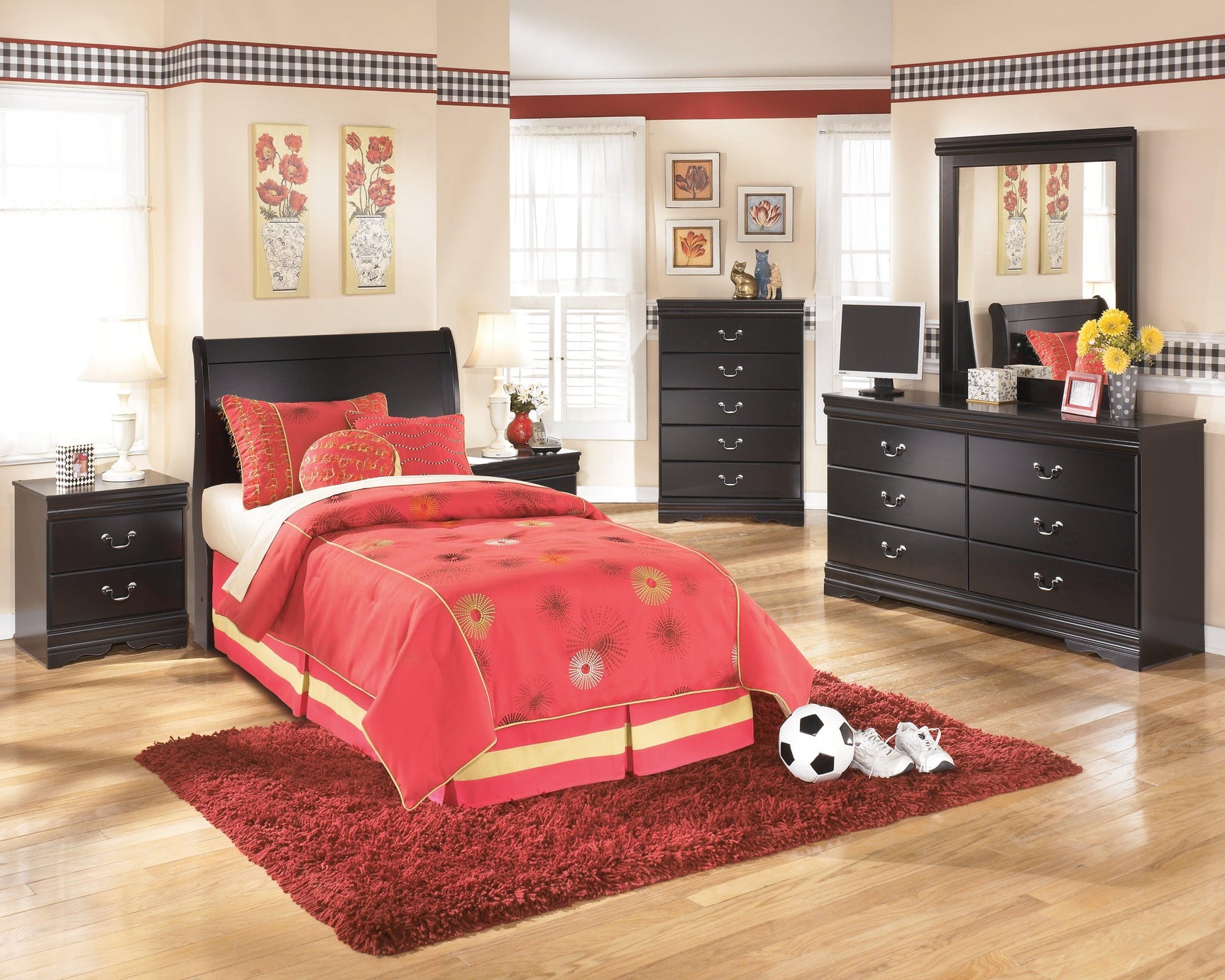 Huey Vineyard chest of drawers in bedroom setting
