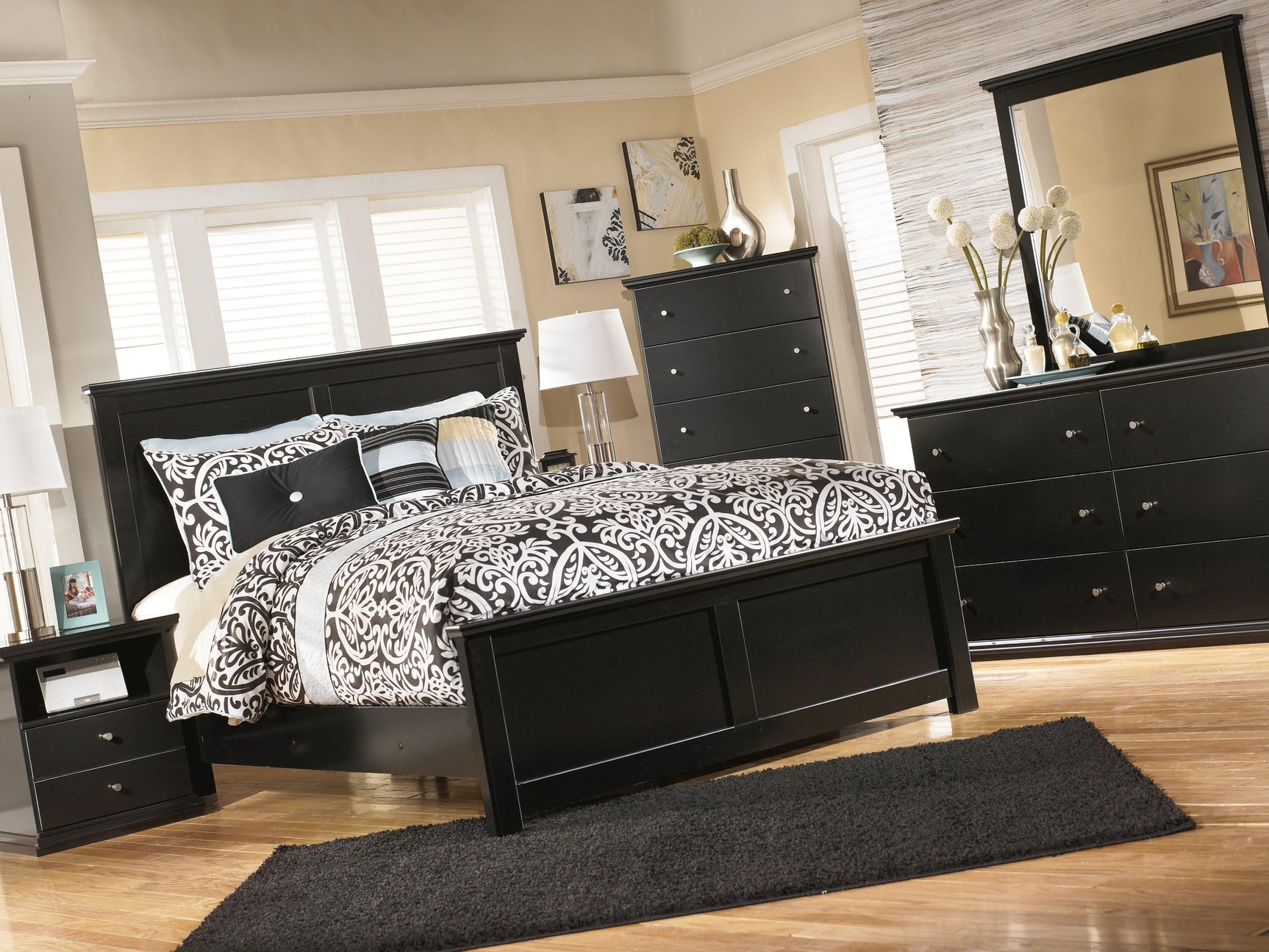 Maribel Black Queen Panel Bed Finish Detail