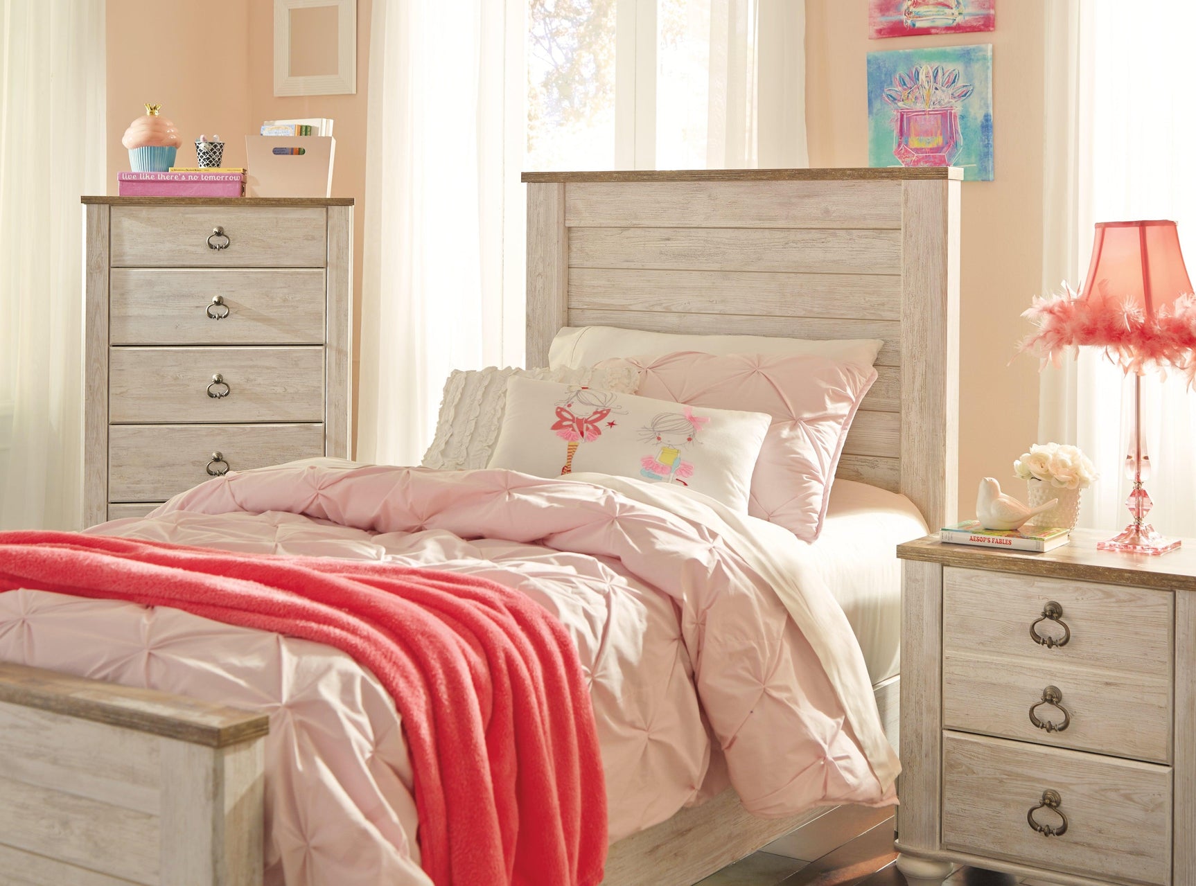 Whitewash finish close-up on Willowton bed