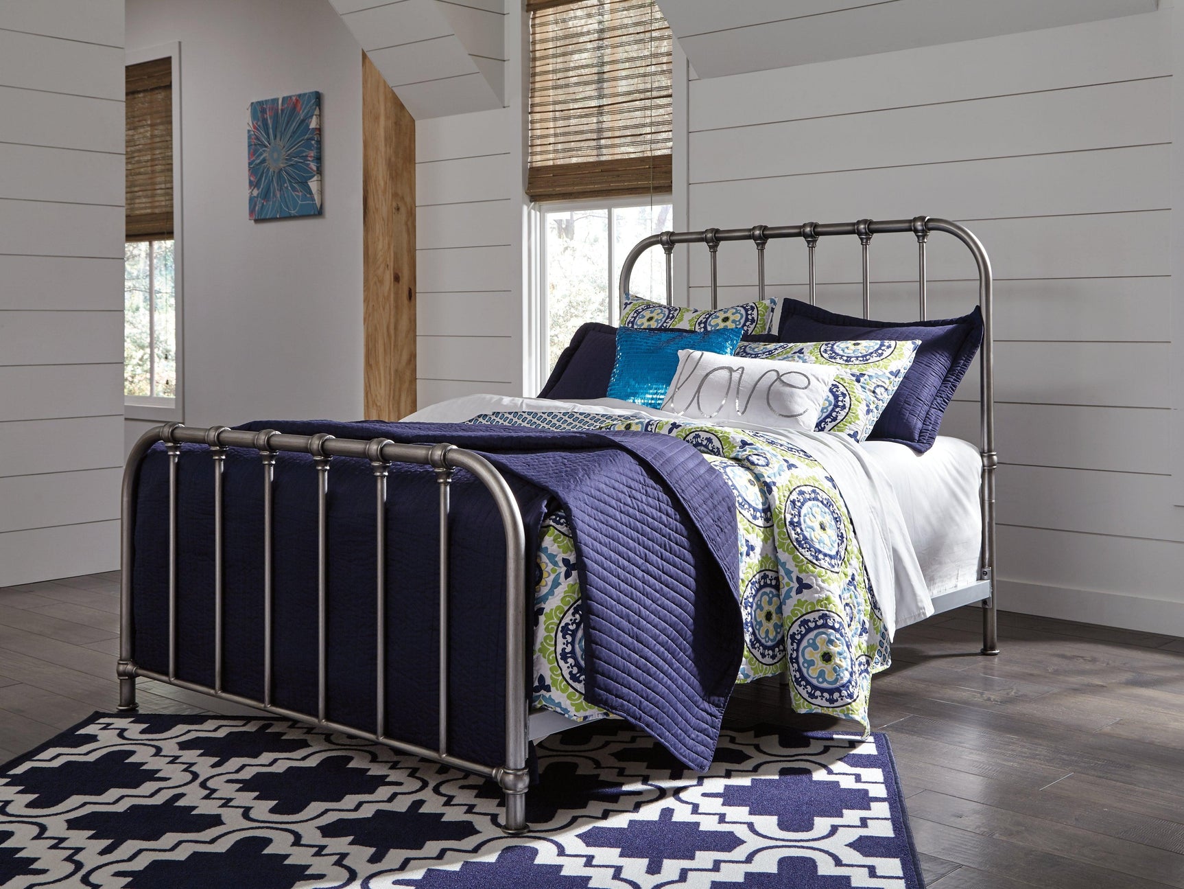 Nashburg Black Queen Metal Bed detail view