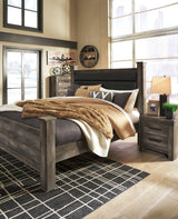 Wynnlow Gray King Poster Bed angled view highlighting poster footboard and rails