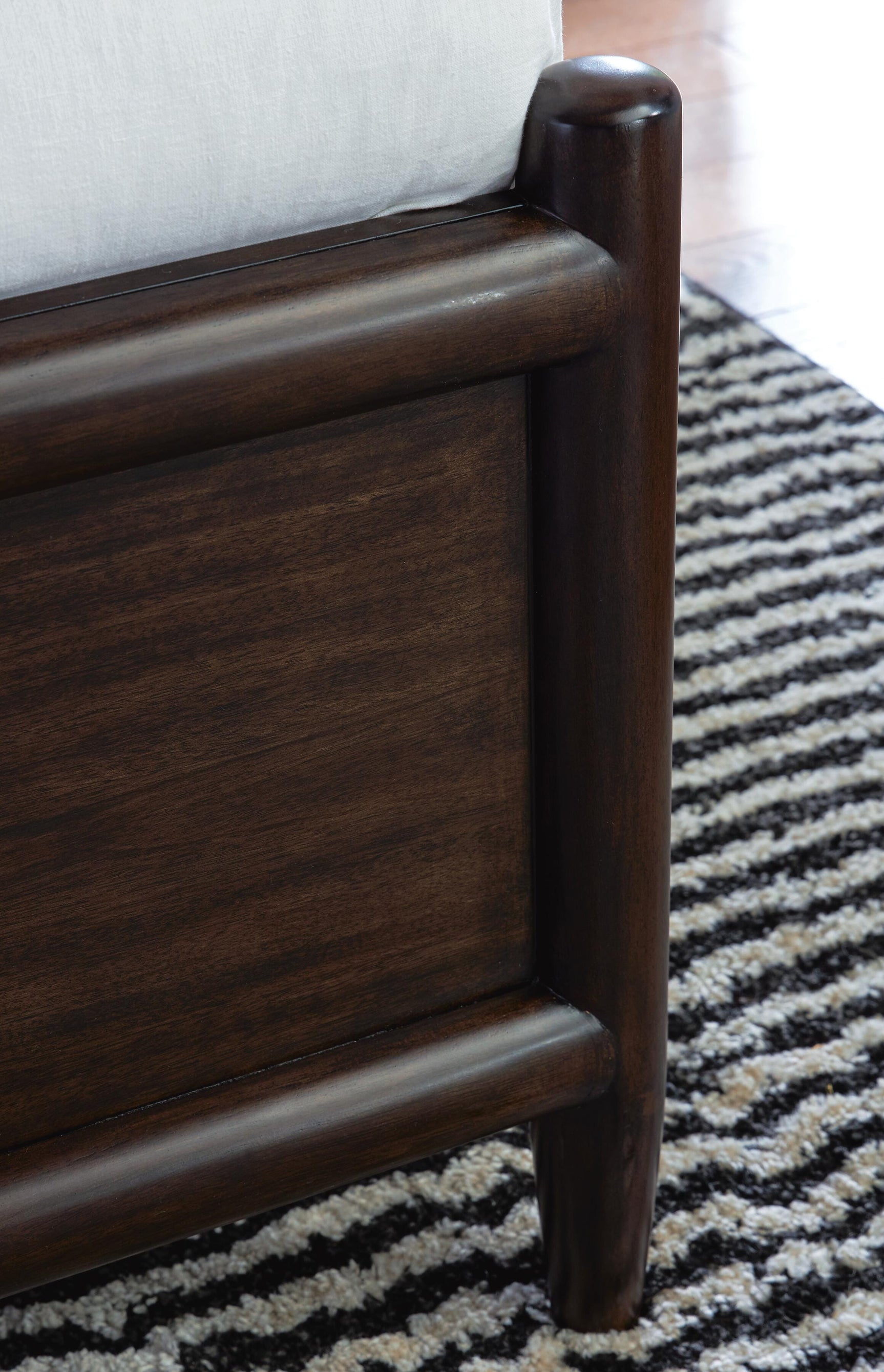 Dantenton Merlot Queen Panel Bed footboard wood grain detail