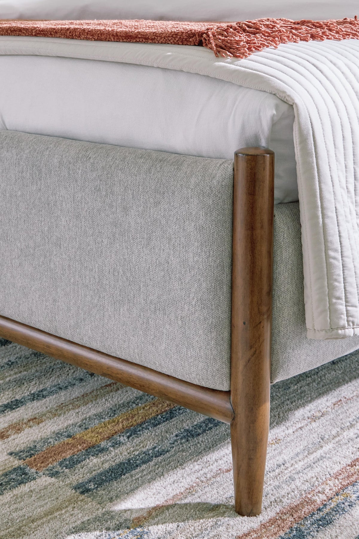 Lyncott Brown Upholstered Bedroom Set