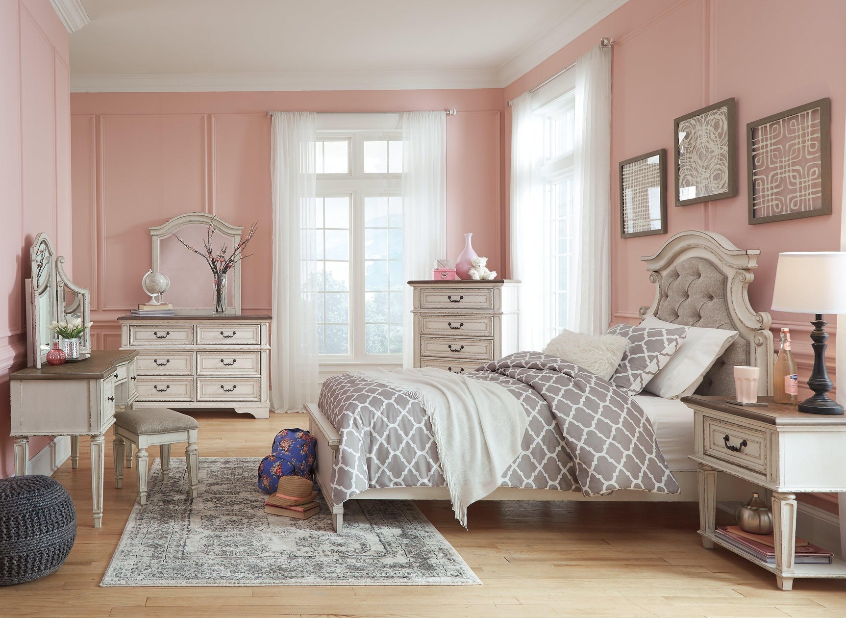 Realyn bed corner details