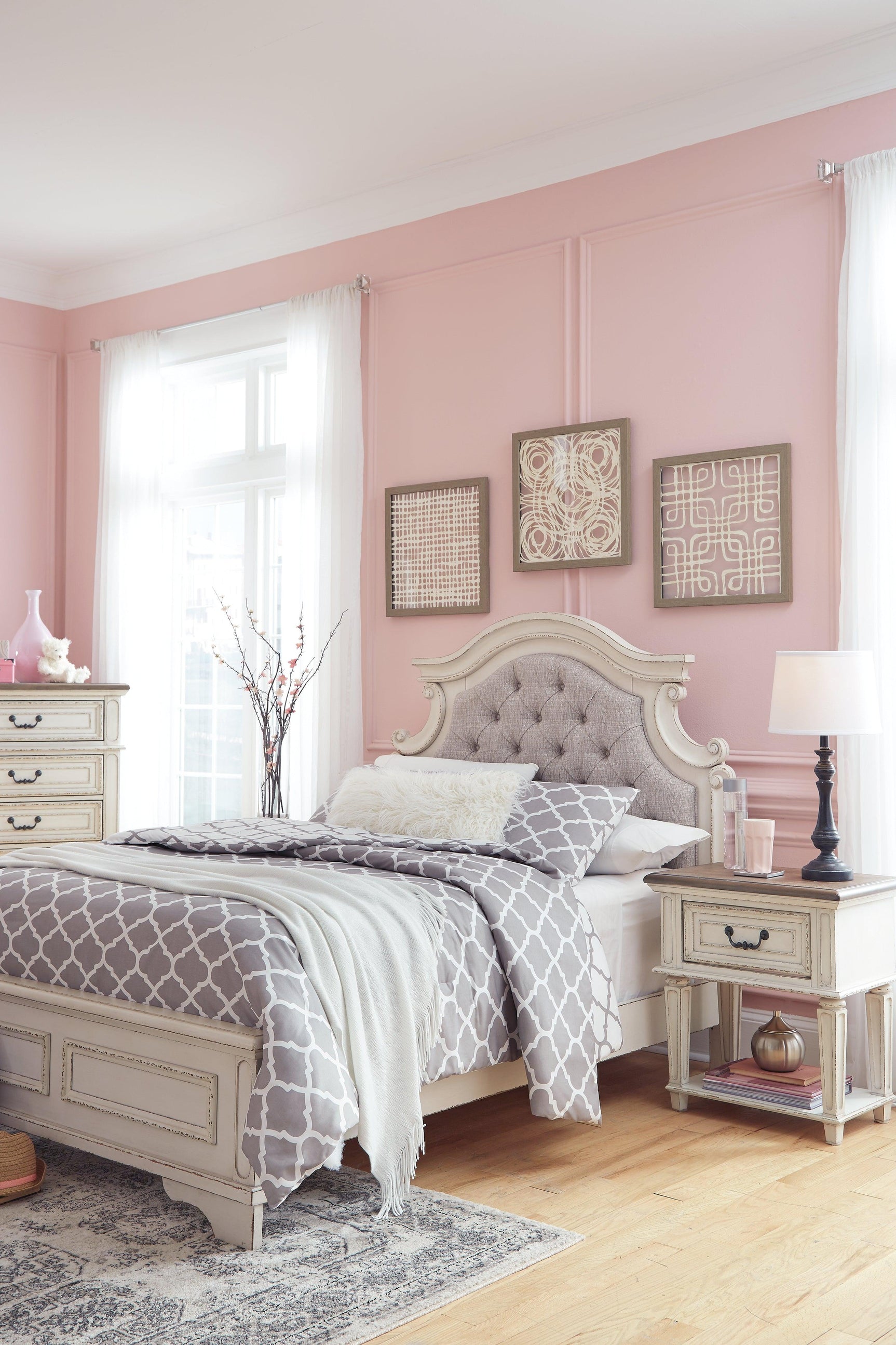 Mood image with Realyn Full Bed in casual cottage style