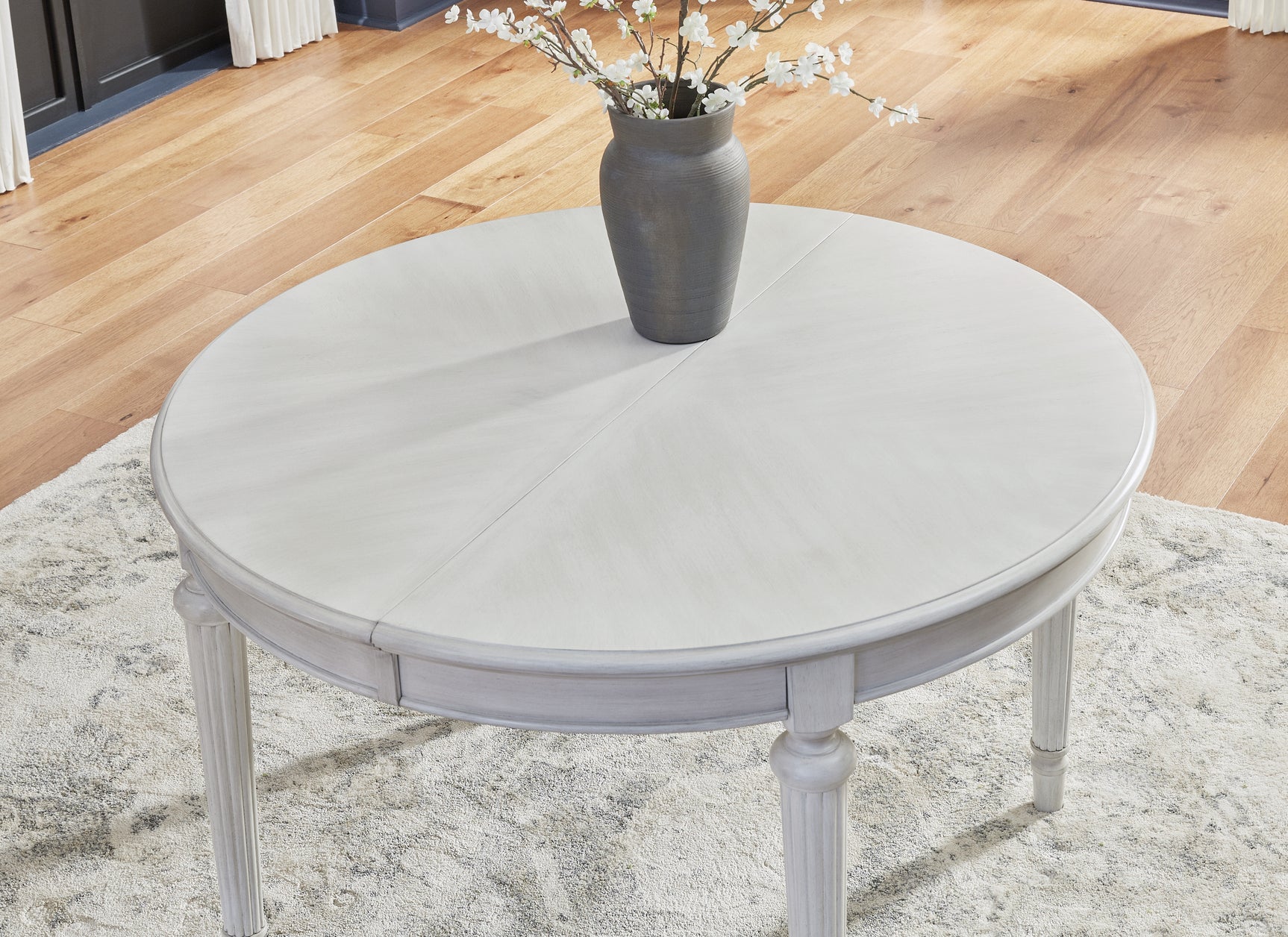 Montelaine Dining Table finishing detail