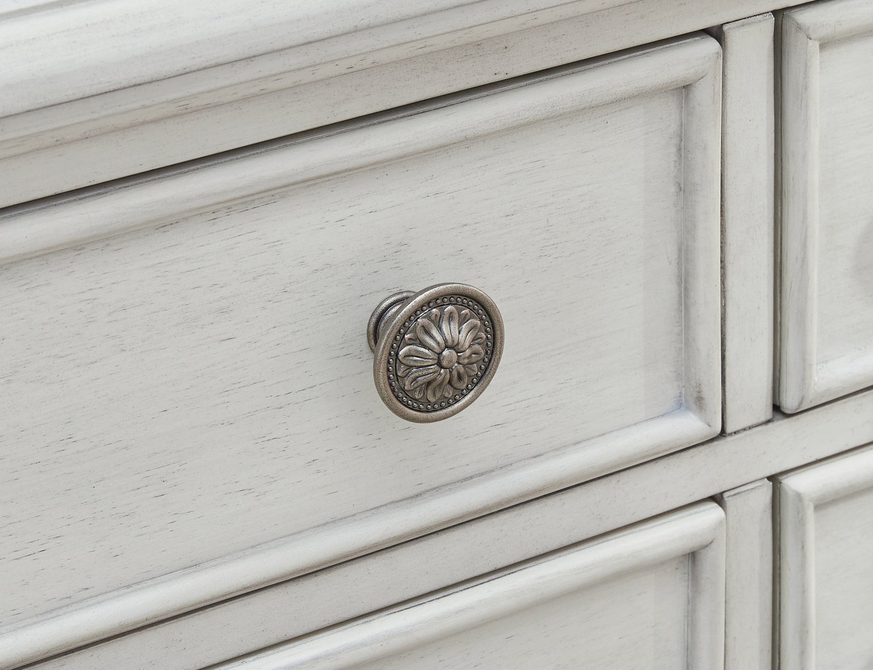 Montelaine Dining Server knob hardware detail