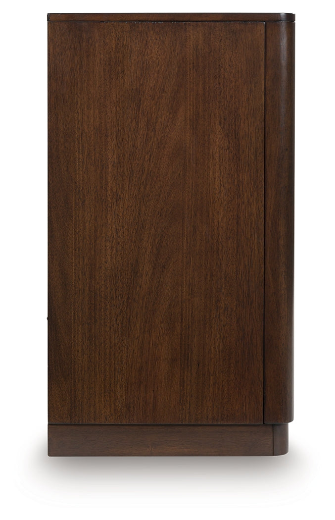 Dilenno dining server side profile view