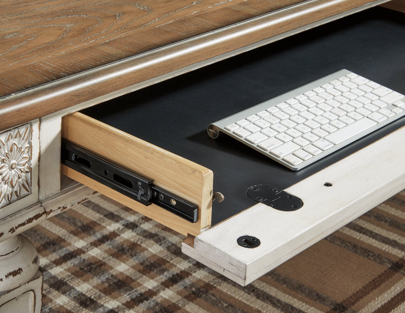 Realyn Desk Charging Station Detail