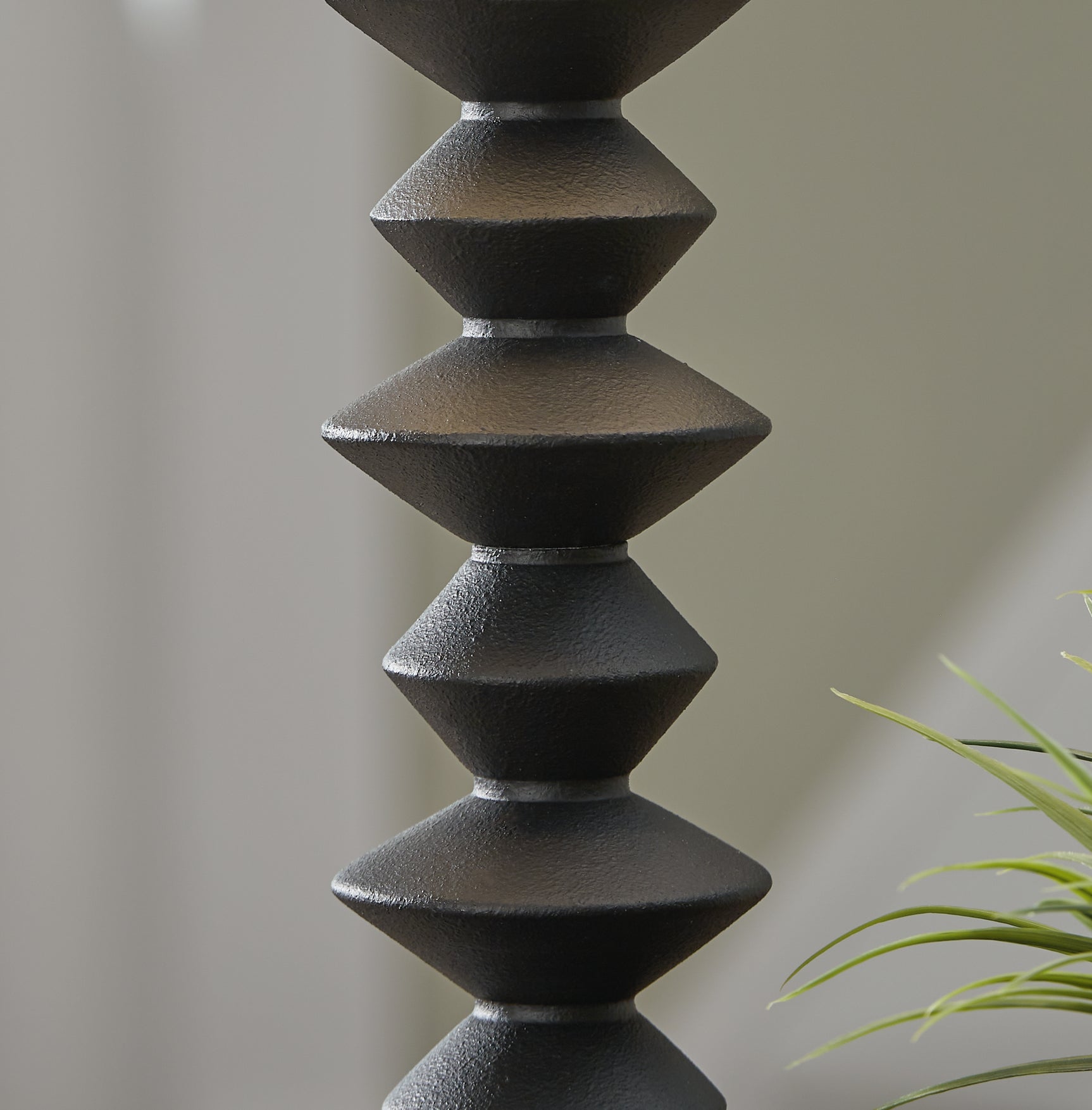 Luanndon lamp base pattern close-up