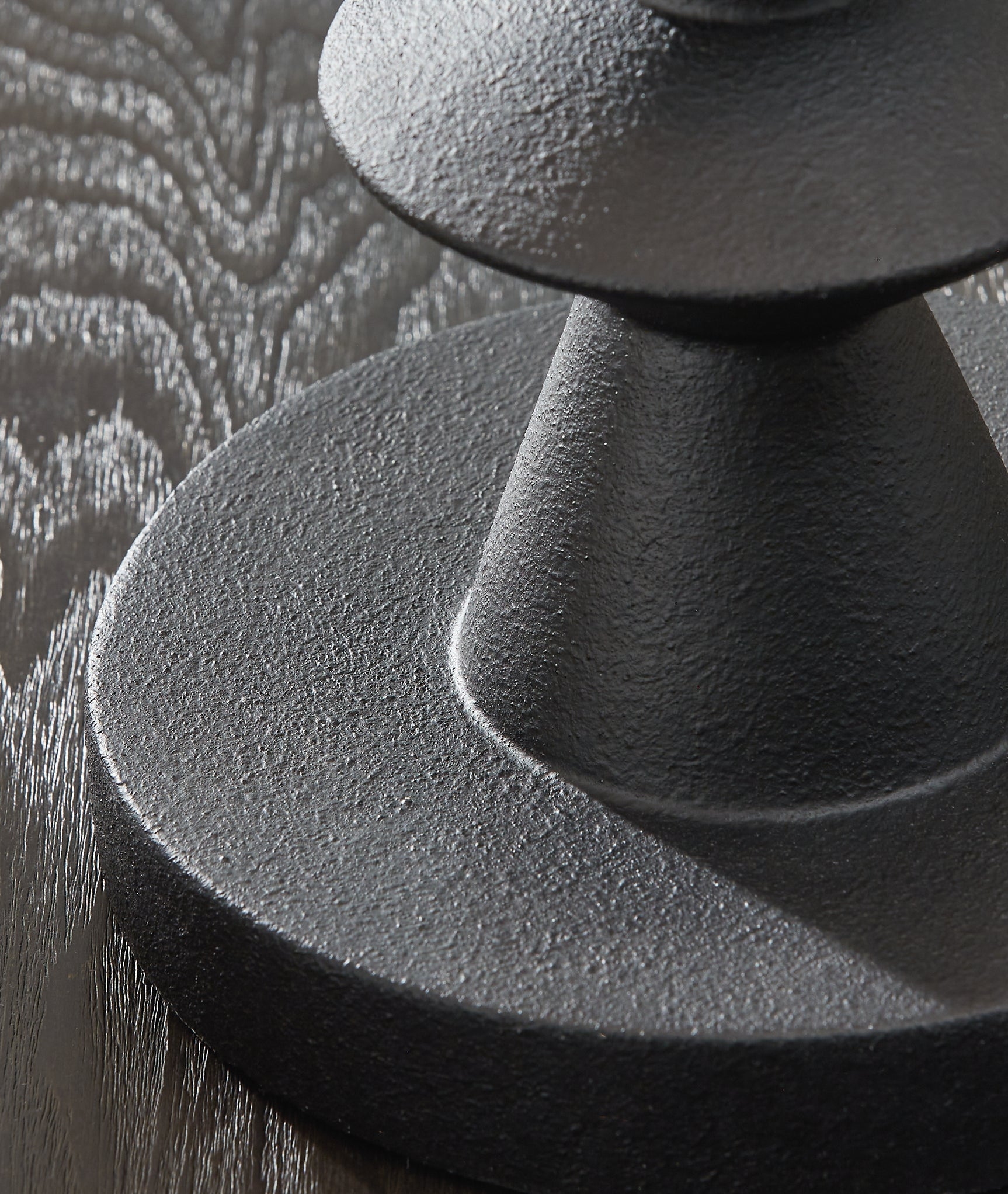 Black finish detail of Luanndon table lamp