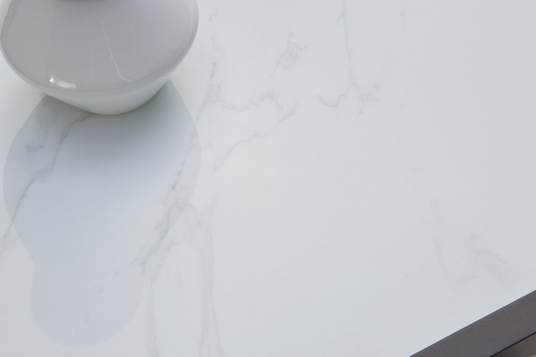 Close-up of the stone-look glass tabletop