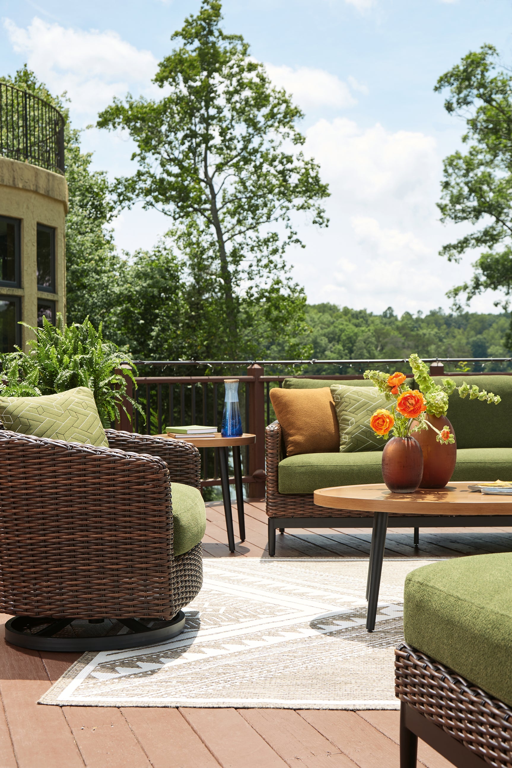 Horizon brown and green outdoor lounge chair and end table set