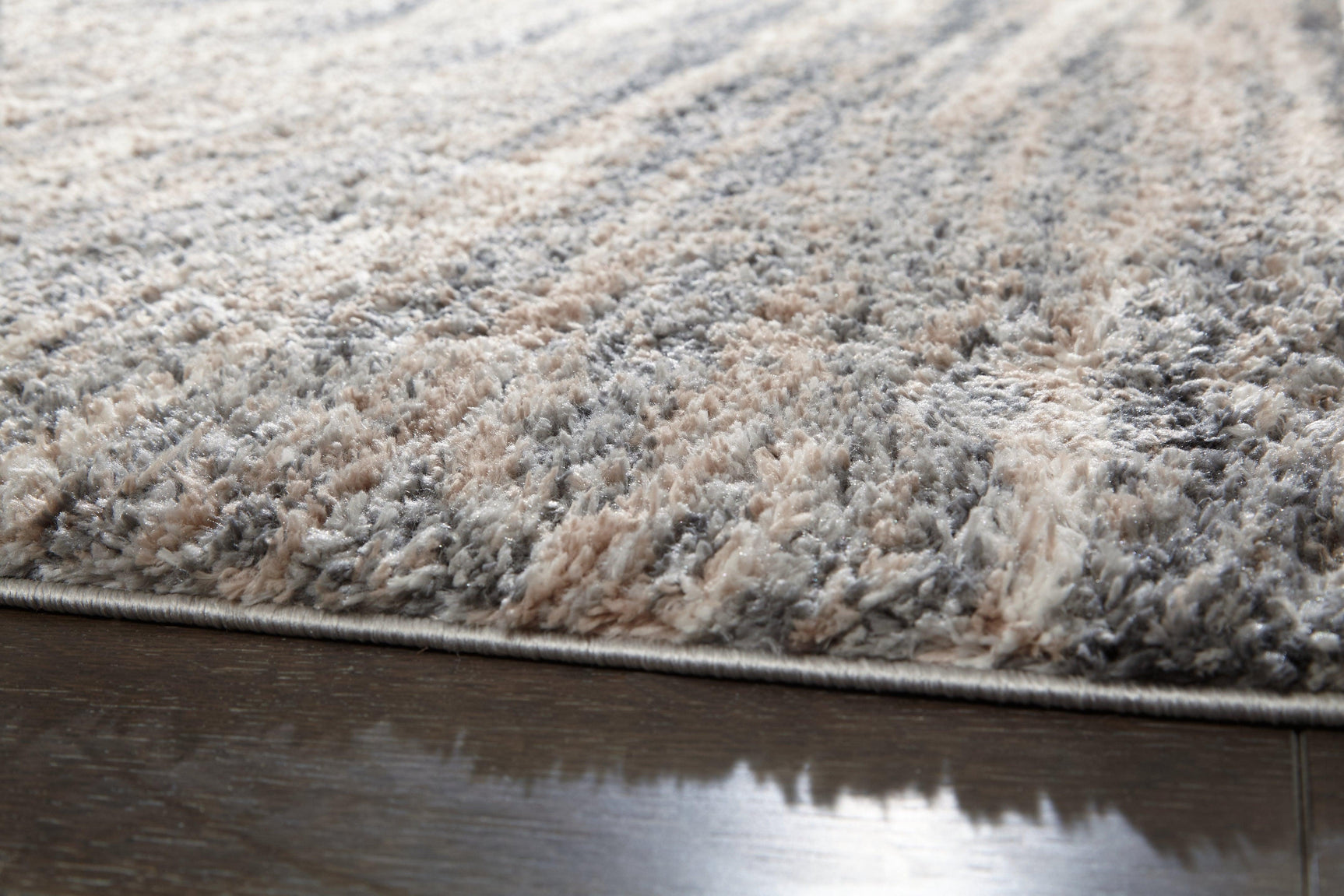 Detailed view of Gizela rug pile and pattern