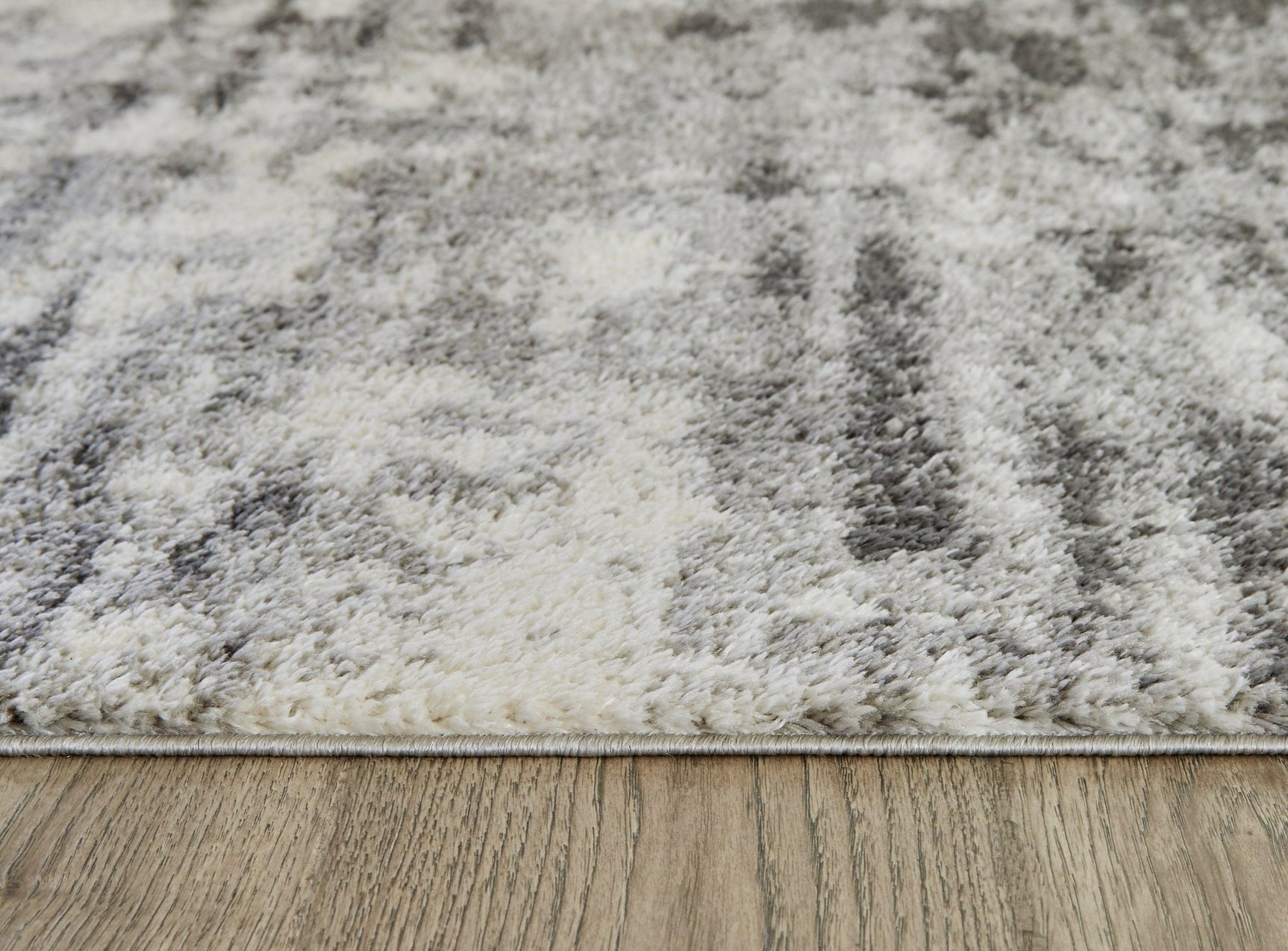Detail view of the Gerdie rug pile and pattern