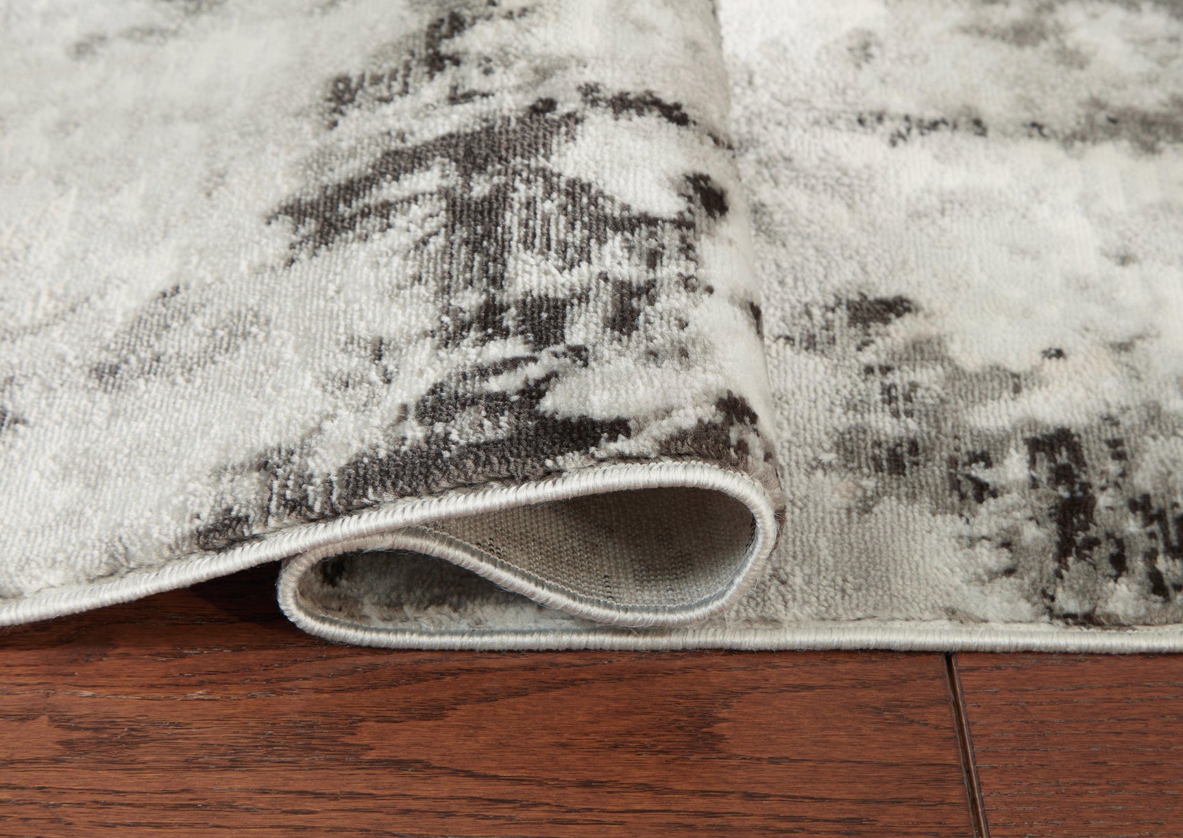 Rolled edge detail of Greyland Multi 5' x 7' rug