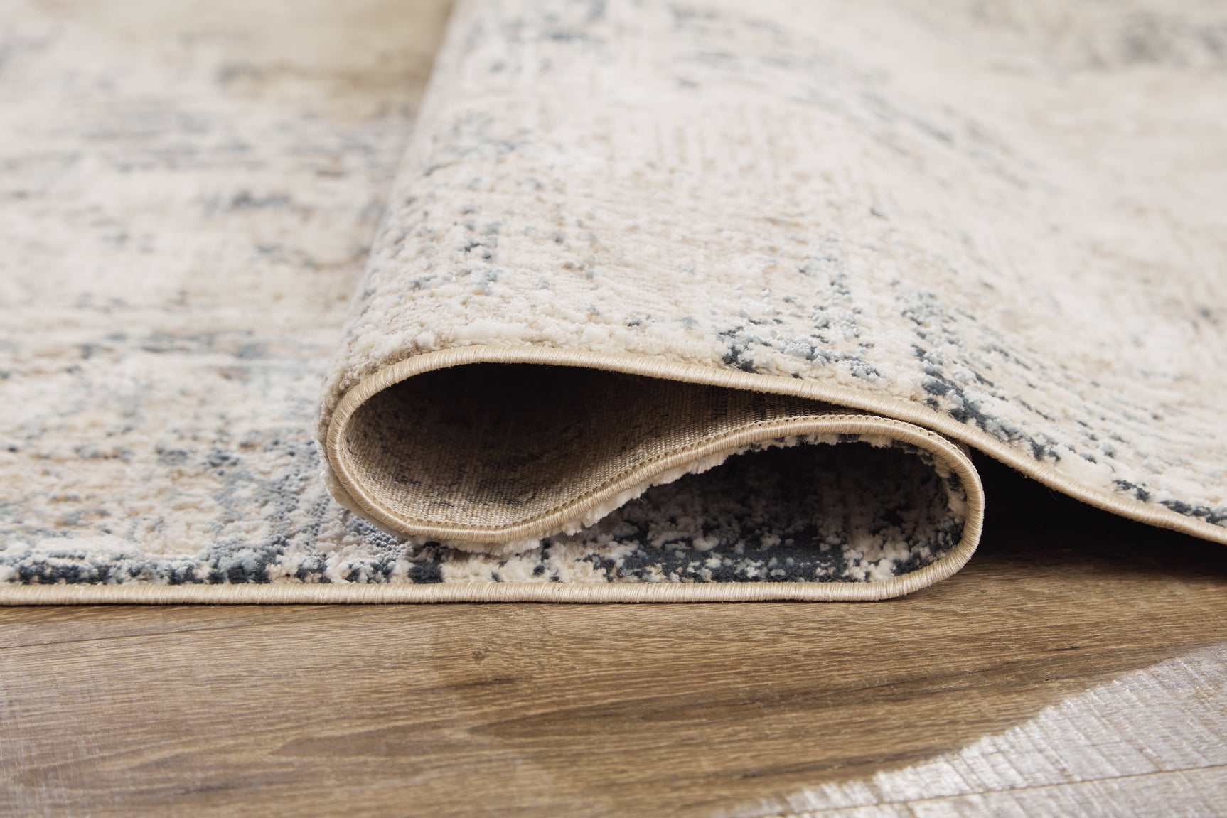 Rolled Gentor rug edge detail