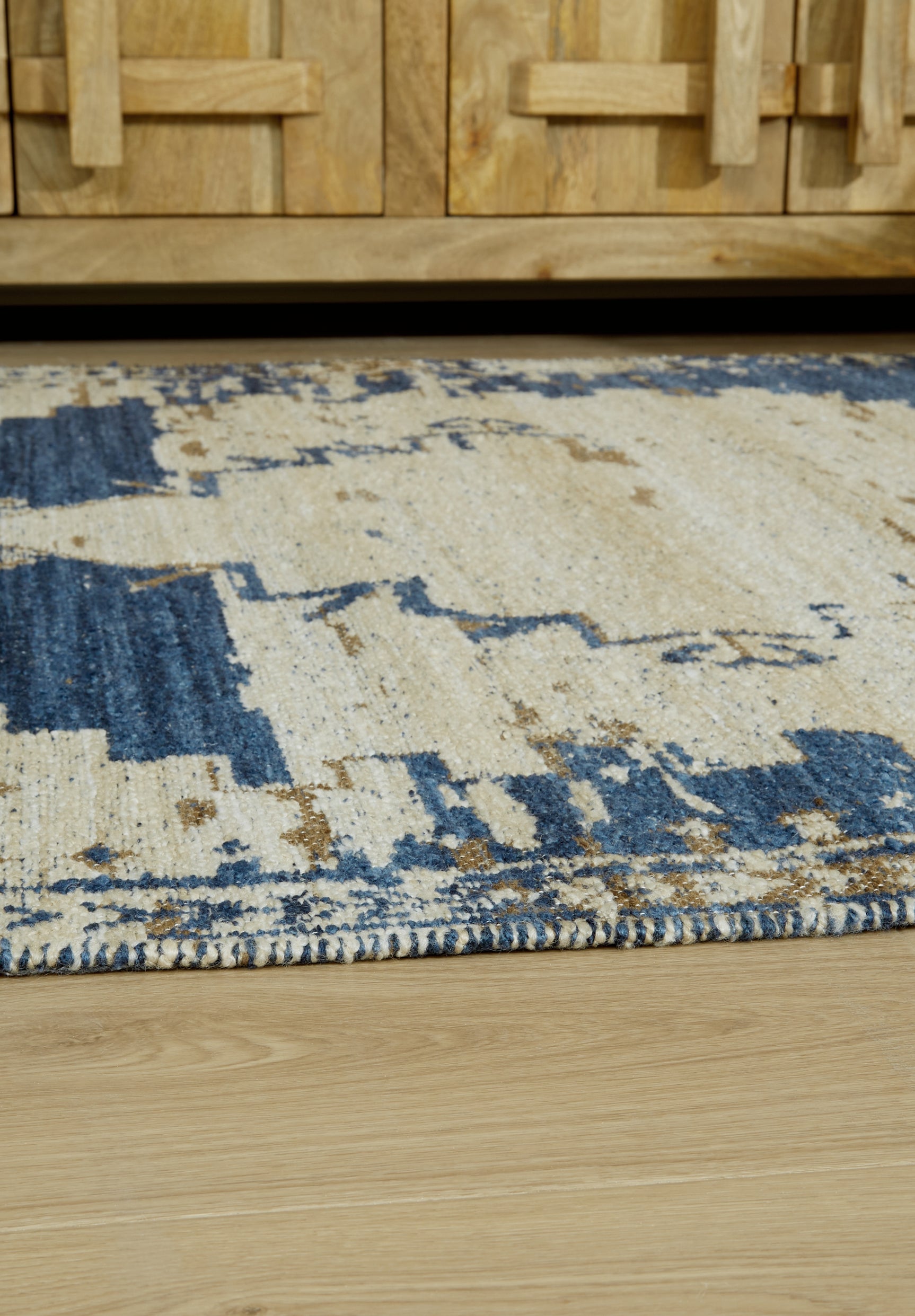 Detail of Varnler cotton-backed woven texture