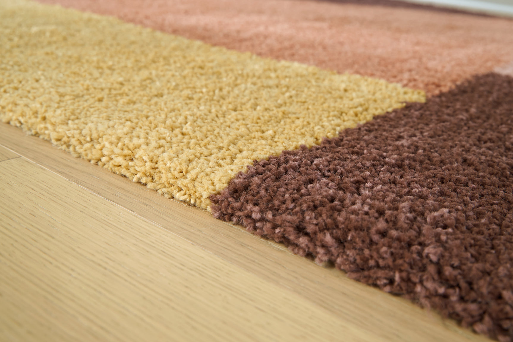 Rolled edge detail of Gailmore 5x7 rug showing pile and weave