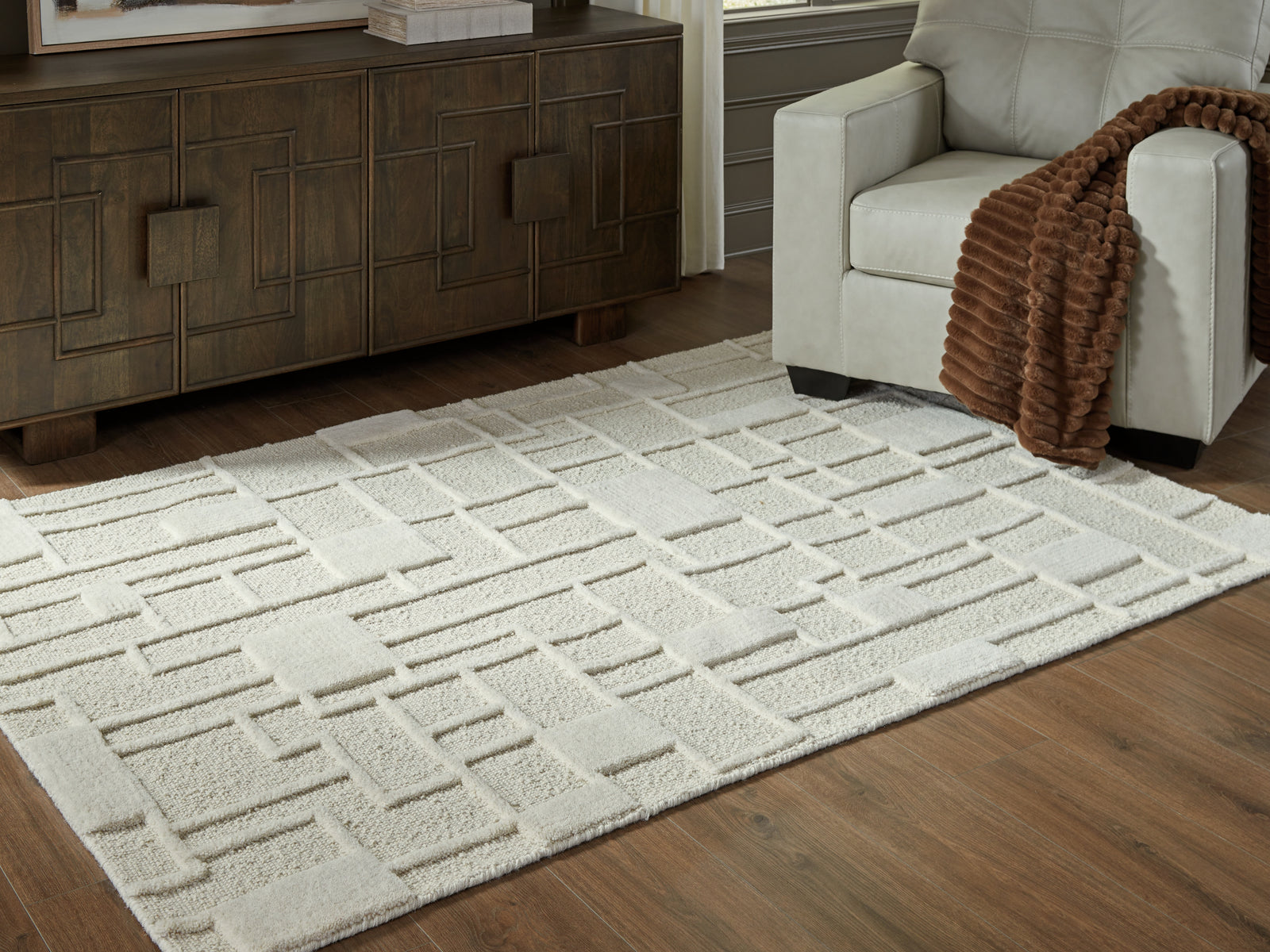 Empriss Ivory 5' x 7' Area Rug