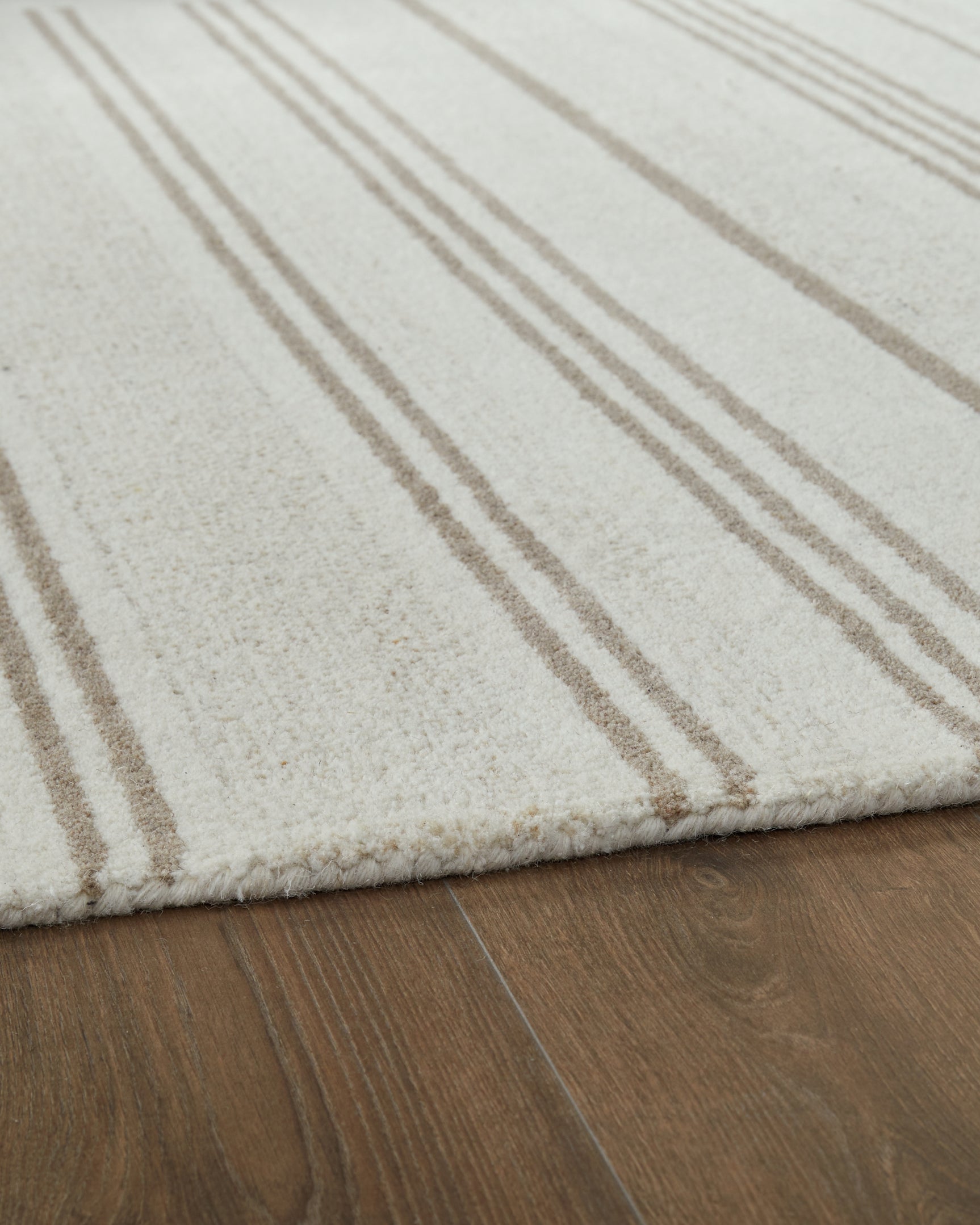 Rolled edge detail of Gadence 5x7 area rug
