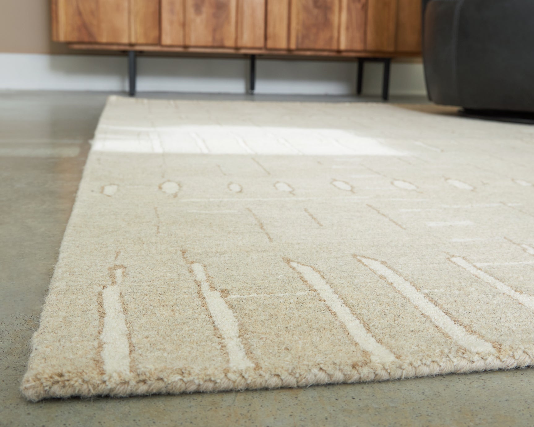 Close-up detail of hand-tufted wool fibers on Tan/Ivory rug