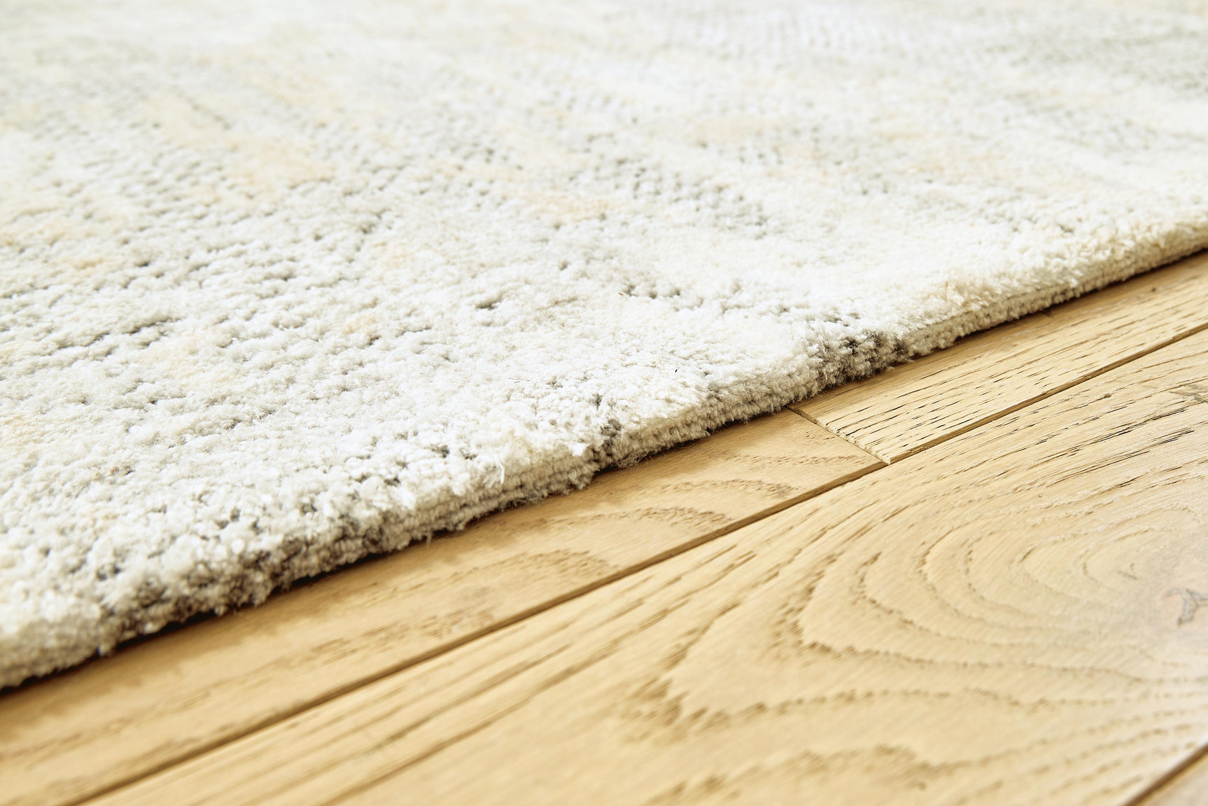 Raif Medium Rug rolled edge close-up