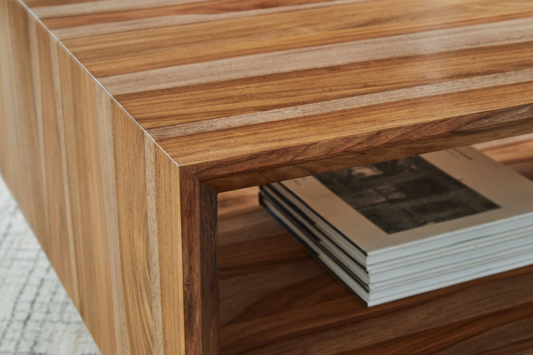 Dressonni coffee table detailed close-up of finish