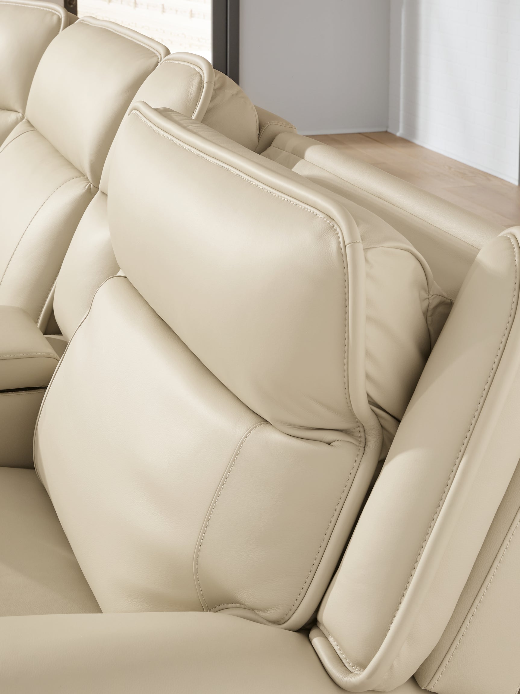Close-up of Easy View17 adjustable headrest
