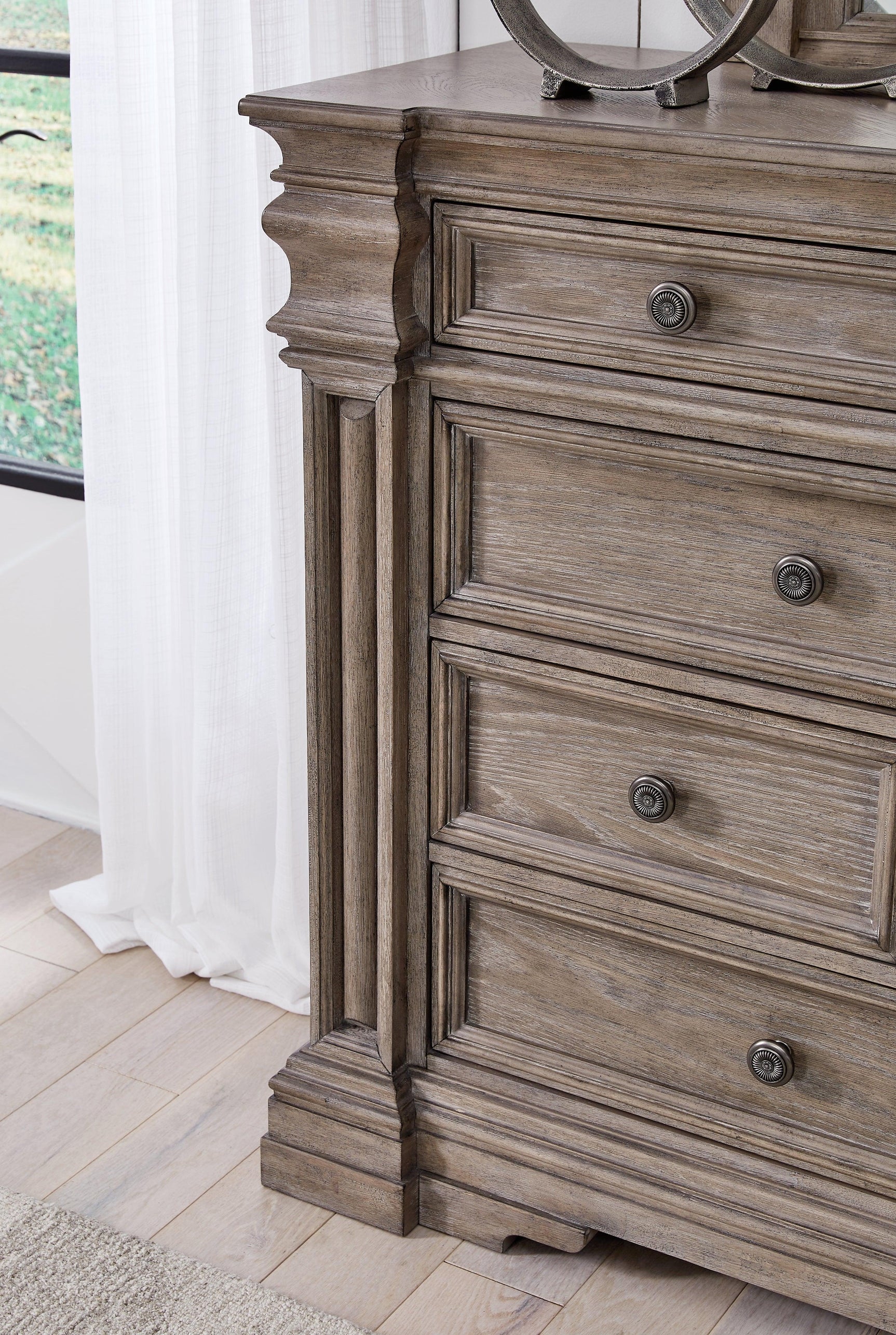 Ten drawers with dovetail construction and ball-bearing glides