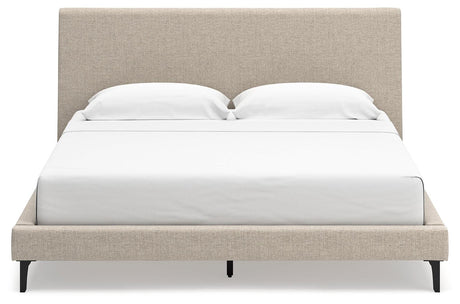 Low-profile footboard of Cielden King Upholstered Bed