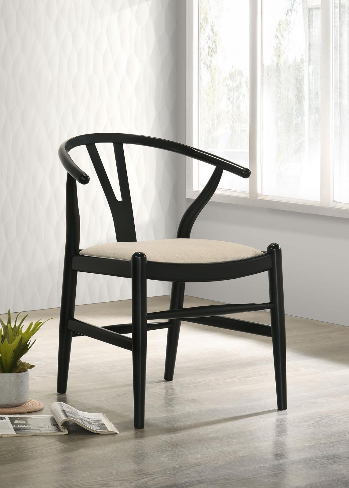Set of two Cortona Danish Y-shaped back wishbone dining side chairs showing tapered legs