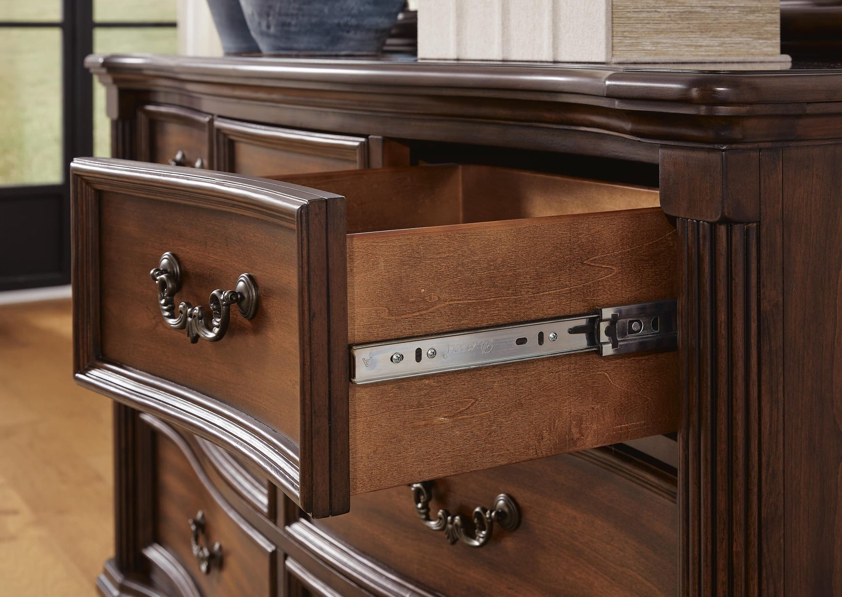 Lavinton Brown Poster Bedroom Set detail view