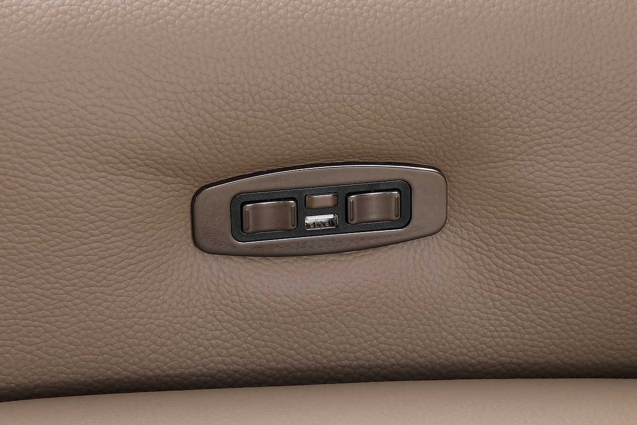 Console with cup holders in Nexus sectional