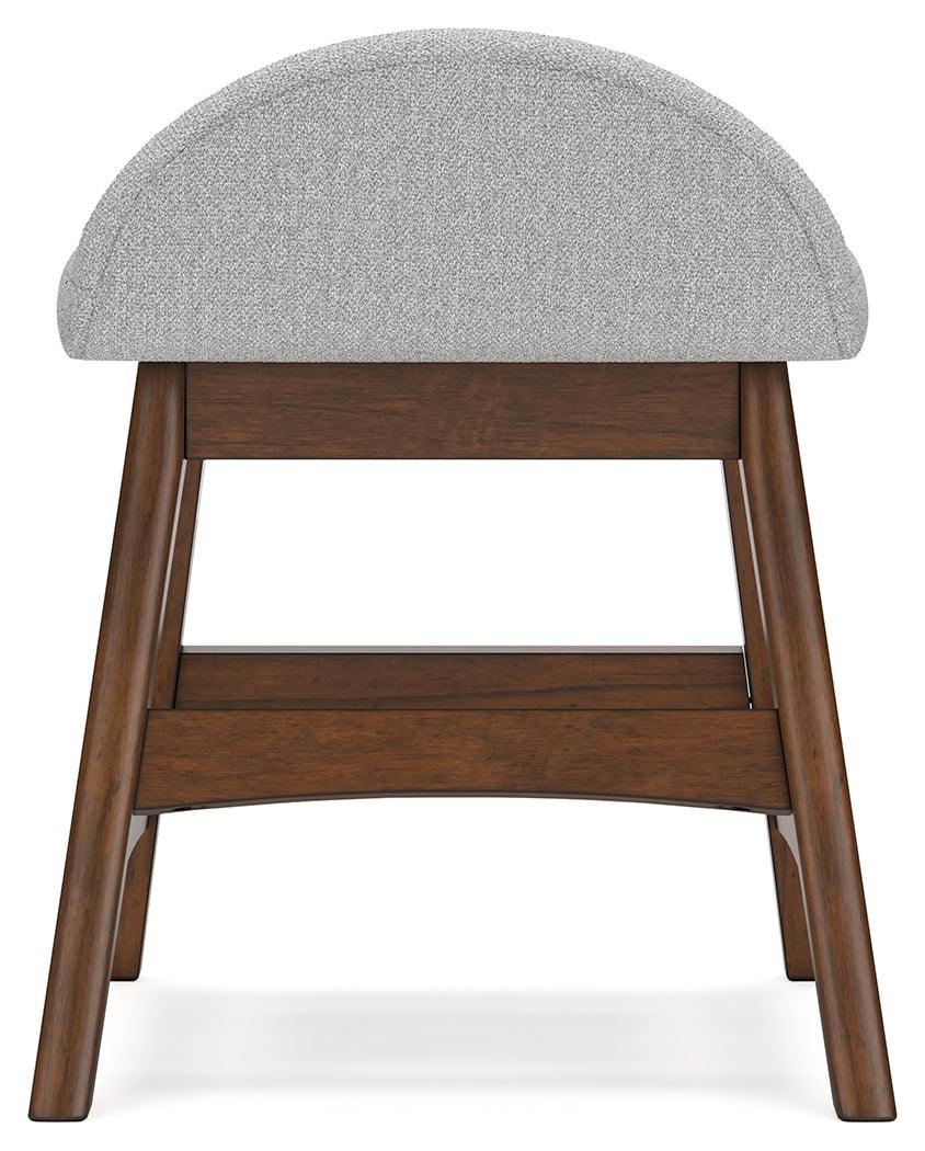 Foam cushioned seat on Lyncott chair