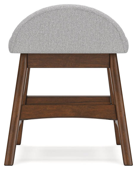 Foam cushioned seat on Lyncott chair